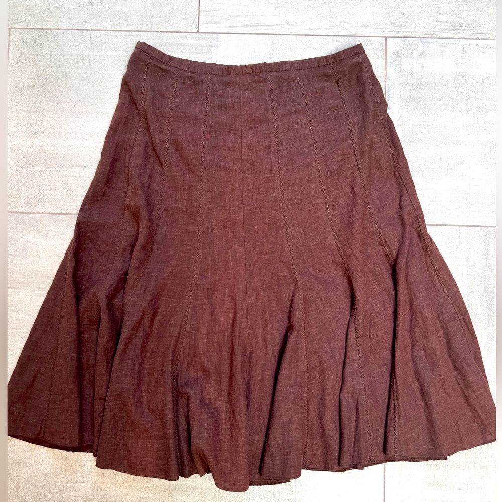 Brown linen blend skirt w great fit & stitching details. Perfect for everything!